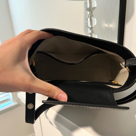 Tory Burch Black Leather Shoulder Bag with Gold Logo - Picture 7 of 8